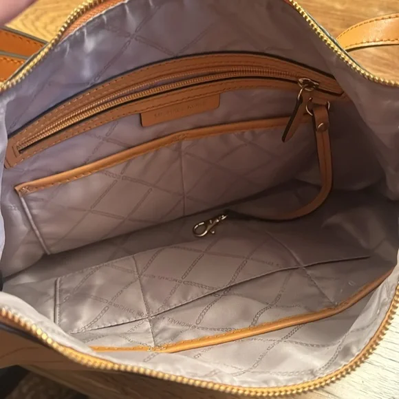 Michael Kors two-way shoulder bag and matching wallet with optional strap. - Picture 6 of 13